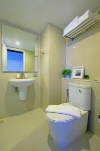 Koupelna v ubytování Q Box Hotel Bangkok Blossom SHA Plus