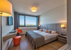 Postel nebo postele na pokoji v ubytování Lake Geneva Hotel