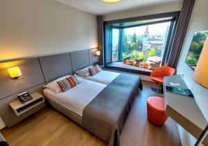 Postel nebo postele na pokoji v ubytování Lake Geneva Hotel