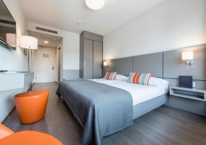Postel nebo postele na pokoji v ubytování Lake Geneva Hotel