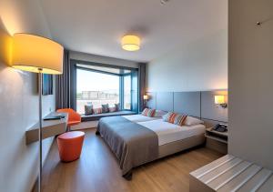 Postel nebo postele na pokoji v ubytování Lake Geneva Hotel