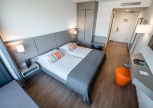 Postel nebo postele na pokoji v ubytování Lake Geneva Hotel