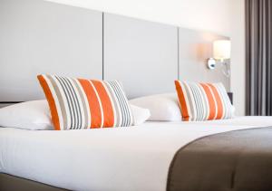 Postel nebo postele na pokoji v ubytování Lake Geneva Hotel