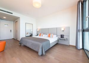 Postel nebo postele na pokoji v ubytování Lake Geneva Hotel