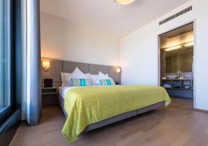 Postel nebo postele na pokoji v ubytování Lake Geneva Hotel