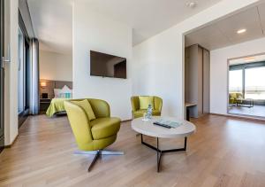 TV a/nebo společenská místnost v ubytování Lake Geneva Hotel