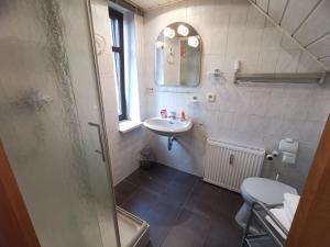 Ein Badezimmer in der Unterkunft Ferienwohnungen Bergstrasse