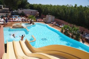 una vista aérea de una piscina en un complejo en Camping Clau Mar Jo en Bormes-les-Mimosas