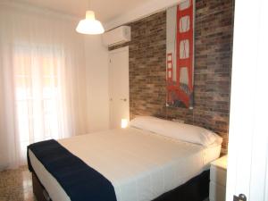 Posteľ alebo postele v izbe v ubytovaní Apartamento con piscina a 150 metros playa Netflix P Video Aire Acondicionado calefacción toallas y sillas playa sombrilla 2 terrazas una sobre piscina centro ciudad 1 Smart TV por habitación