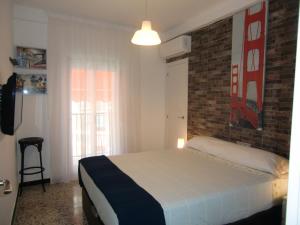 Posteľ alebo postele v izbe v ubytovaní Apartamento con piscina a 150 metros playa Netflix P Video Aire Acondicionado calefacción toallas y sillas playa sombrilla 2 terrazas una sobre piscina centro ciudad 1 Smart TV por habitación