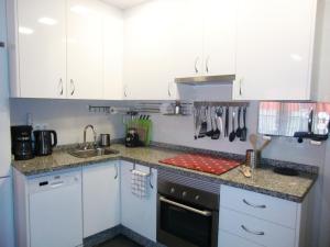 Kuchyňa alebo kuchynka v ubytovaní Apartamento con piscina a 150 metros playa Netflix P Video Aire Acondicionado calefacción toallas y sillas playa sombrilla 2 terrazas una sobre piscina centro ciudad 1 Smart TV por habitación