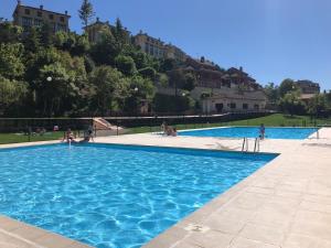 Bazén v ubytování Apartamento Ezcaray con Piscina nebo v jeho okolí