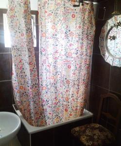 cortina de ducha en un baño junto a un lavabo en Apartamentos Malaga Centro Hernán Ruiz en Málaga
