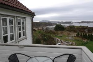 a balcony with a view of the water at Idyllisk feriested in Røyksund