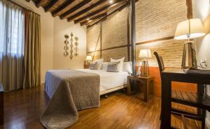 Llit o llits en una habitació de Abad Toledo