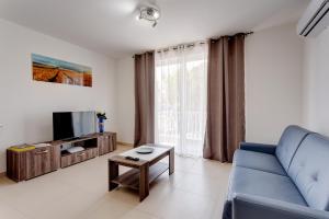 TV a/nebo společenská místnost v ubytování Harmony Apartments