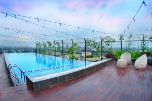 Peldbaseins naktsmītnē Aviary Bintaro vai tās tuvumā