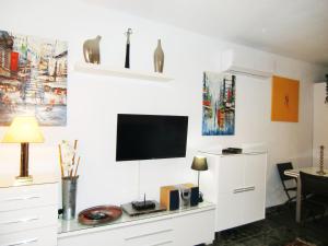 Televízia a/alebo spoločenská miestnosť v ubytovaní Apartamento con piscina a 150 metros playa Netflix P Video Aire Acondicionado calefacción toallas y sillas playa sombrilla 2 terrazas una sobre piscina centro ciudad 1 Smart TV por habitación