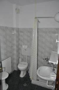 La salle de bains est pourvue de toilettes, d'un lavabo et d'une baignoire. dans l'établissement Hotel Hagiati, à Chorefto
