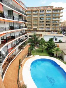 Bazén v ubytovaní Apartamento con piscina a 150 metros playa Netflix P Video Aire Acondicionado calefacción toallas y sillas playa sombrilla 2 terrazas una sobre piscina centro ciudad 1 Smart TV por habitación alebo v jeho blízkosti