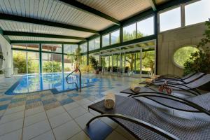 Bazén v ubytovaní Hotel Flattacher Hof alebo v jeho blízkosti