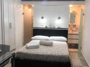 - une chambre avec un lit avec deux oreillers et un miroir dans l'établissement BEAUTIFUL, à Taormine