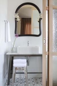 Ένα μπάνιο στο Artesa Suites & Spa
