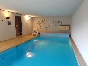 Bazén v ubytování Ferienwohnung mit Pool und Spa in Witten nebo v jeho okolí
