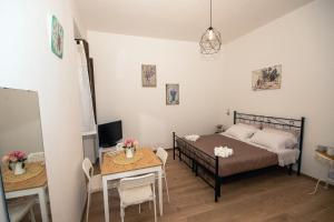 a bedroom with a bed and a table and a tableablish at La Casa del Gelsomino in Tivoli