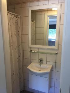 uma casa de banho com um lavatório e um espelho em Lønstrup Egelunds Motel em Lønstrup