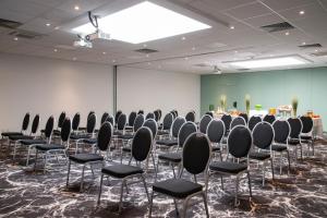 Una habitación con un montón de sillas. en Novotel Marseille Centre Prado Vélodrome, en Marsella