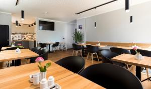 A restaurant or other place to eat at mk hotel eschborn