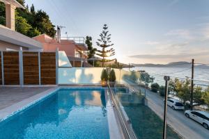 Bazén v ubytování Valtes Luxurious Apartments nebo v jeho okolí