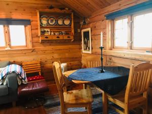 comedor con mesa en una cabaña de madera en Midnight Sun Lodge Lofoten, en Bøstad