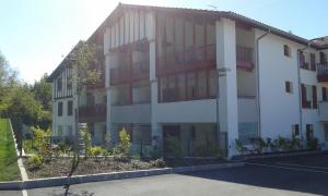 アンダイエにあるHENDAYE- T2 3*-Wifi-350m plage-terrasse-garageの大きな白い建物