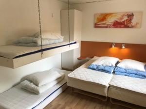 Ліжко або ліжка в номері Lønstrup Egelunds Motel