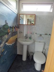 A bathroom at Chalet Cwtch