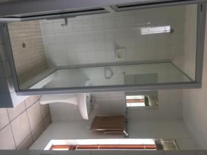 ein Badezimmer mit Badewanne, Waschbecken und Spiegel in der Unterkunft Port Owen Self Catering in Velddrif