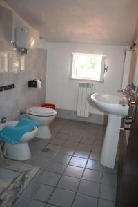 La salle de bains est pourvue de toilettes et d'un lavabo. dans l'établissement Agroturistica Villa Mantineo, à Capo Vaticano