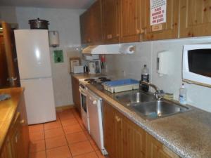A kitchen or kitchenette at Sandras Backpackers 
