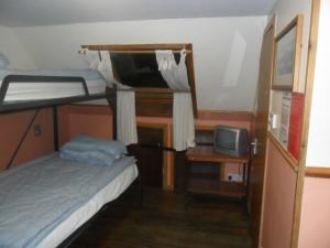 Katil dua tingkat atau katil-katil dua tingkat dalam bilik di Sandras Backpackers