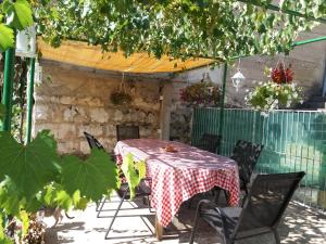 Patio nebo venkovní prostory v ubytování Flower Double Room SPLIT - Dugopolje