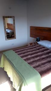 سرير أو أسرّة في غرفة في Pouso Alcantara