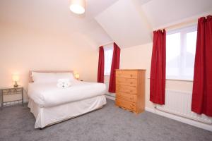 מיטה או מיטות בחדר ב-Town or Country - Jessie Terrace House