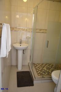 een badkamer met een wastafel en een douche bij ST@Y-1-BnB in Kaapstad