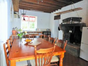 マイエンヌにある'Ridgeway'のキッチン(木製テーブル、椅子、オーブン付)