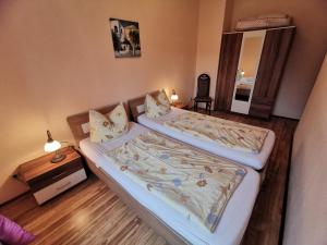 Ein Bett oder Betten in einem Zimmer der Unterkunft Ferienwohnungen Bergstrasse