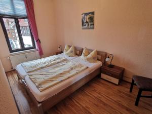 Ein Bett oder Betten in einem Zimmer der Unterkunft Ferienwohnungen Bergstrasse