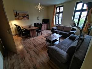 ein Wohnzimmer mit einer Couch und einem Tisch in der Unterkunft Ferienwohnungen Bergstrasse in Wernigerode