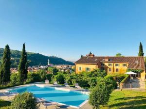 willa z basenem i domem w obiekcie Villa Avesa w Weronie
